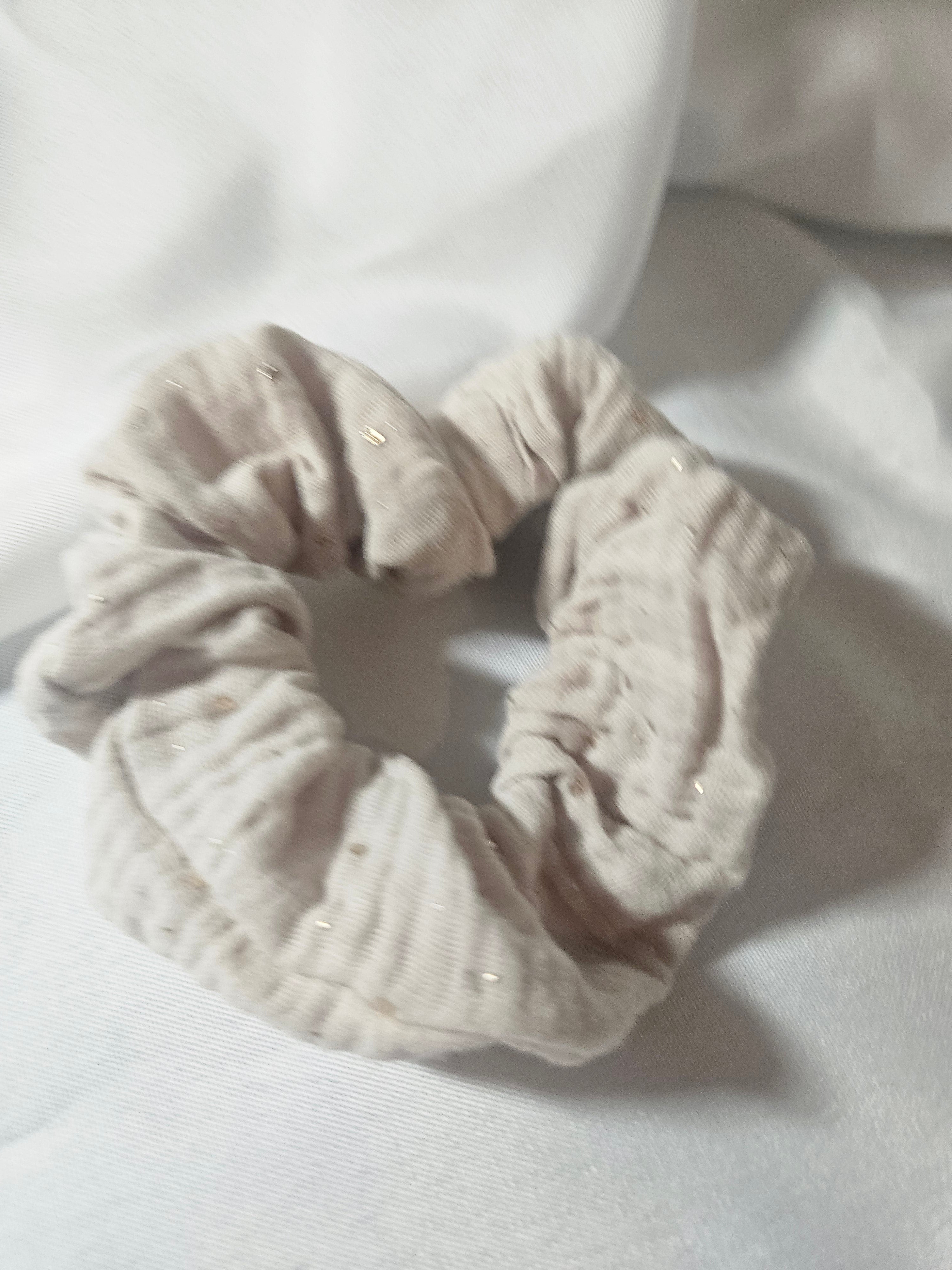 Chouchou beige point doré