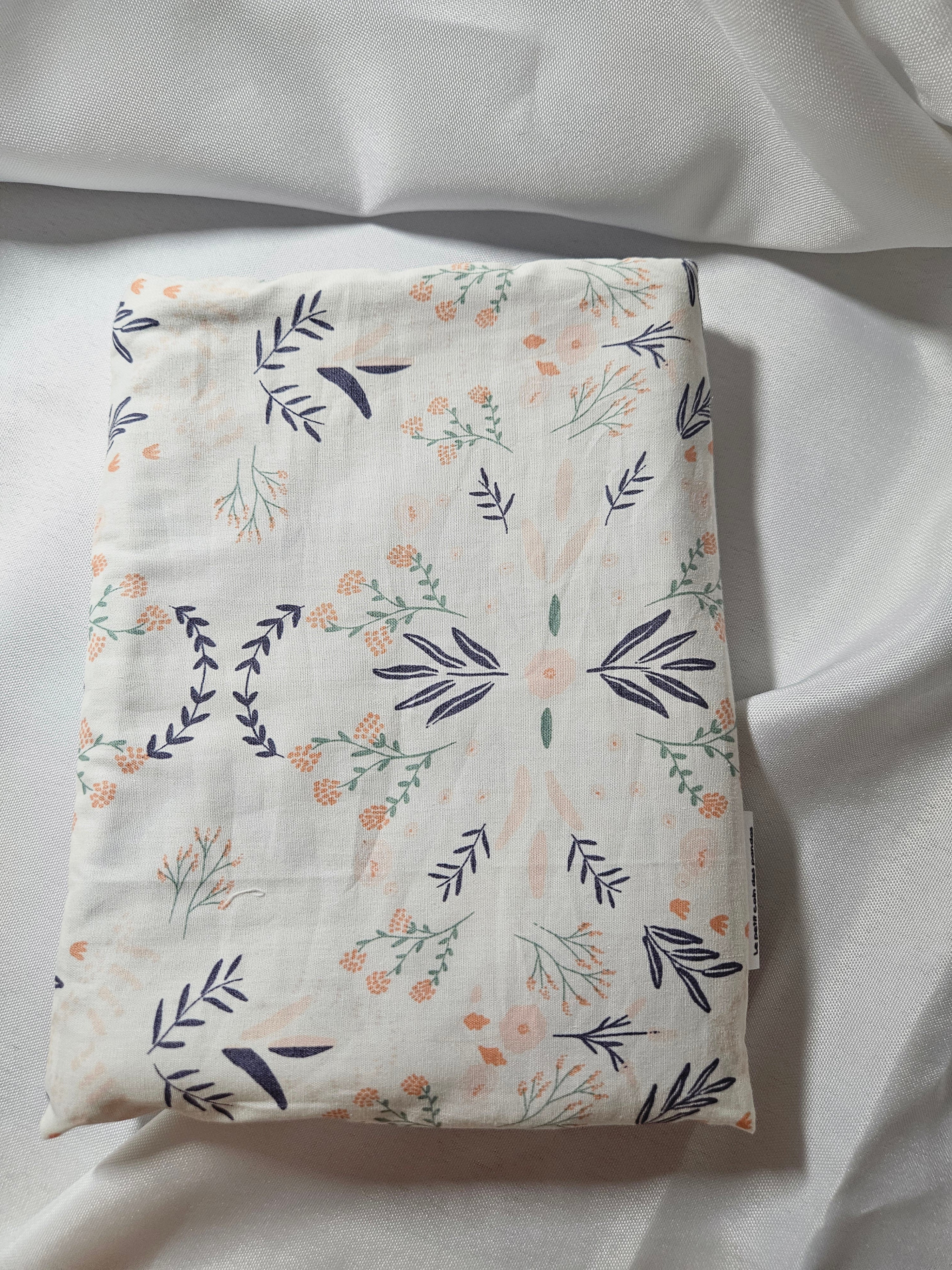 Housse livre de poche fleuri rose